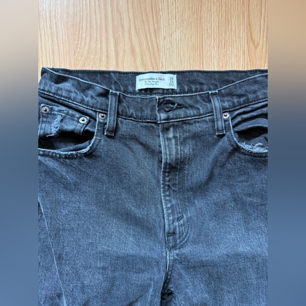 Abercrombie & Fitch The '90s Straight Ultra High Rise Black Distressed Jeans - Picture 3 of 7